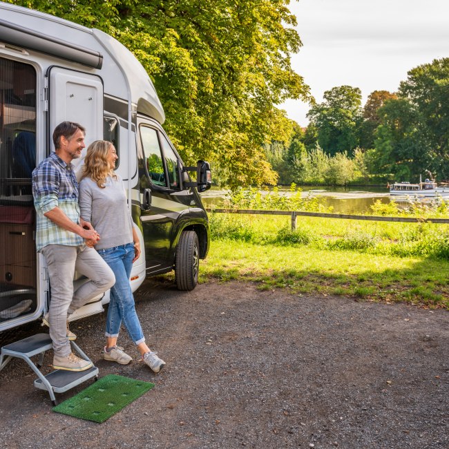 Paar blickt aus einem Wohnmobil auf den Fluss Weser , © TMN/Markus Tiemann