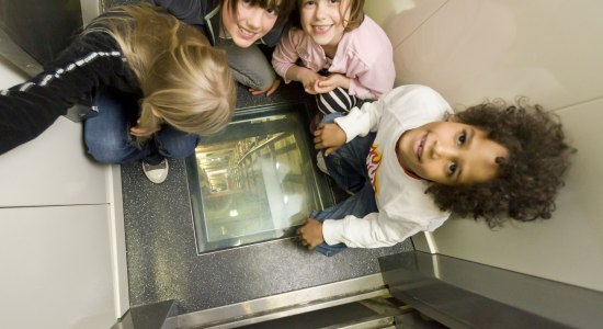 Kinder im Bogenaufzug im Neuen Rathaus Hannover, © HMTG / Michael Siebert