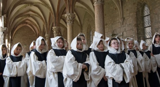 Kleine Mönche auf Zeit im gotischen Kreuzgang, © ZisterzienserMuseum Kloster Walkenried/ Günter Jentsch