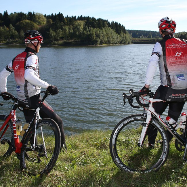 Zwei Rennradfahrer vor einem See im Harz, © TMN / Lars Kaletta