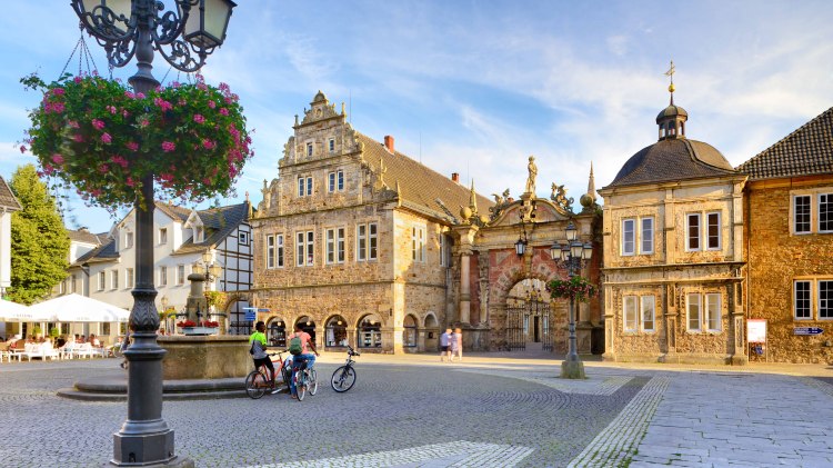 Marktplatz und Schlosstor in Bückeburg, © FRANCESCO CAROVILLANO