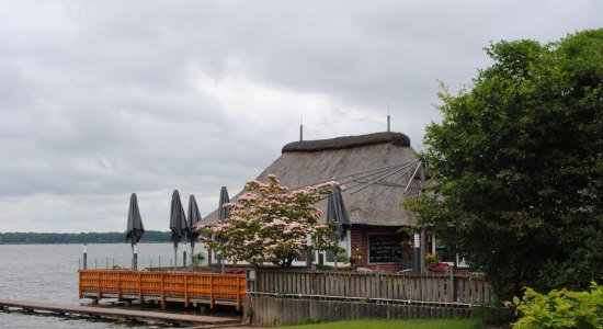 Idyllische Terrasse mit Blick auf das Zwischenahner Meer