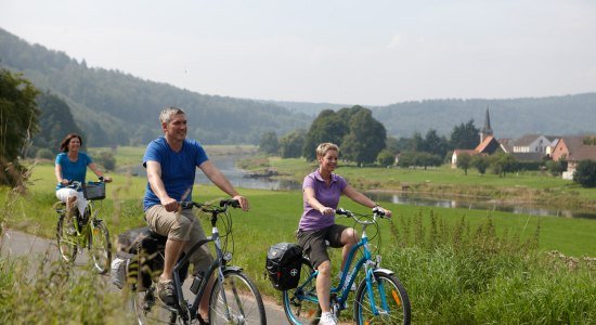 Radler auf dem Weser-Radweg in Oberweser, © Weserbergland Tourismus e.V / M. Gloger