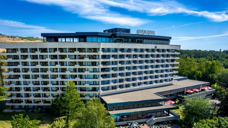 Außenansicht Hotel im Sommer, © AHORN Hotel Braunlage Betriebs GmbH