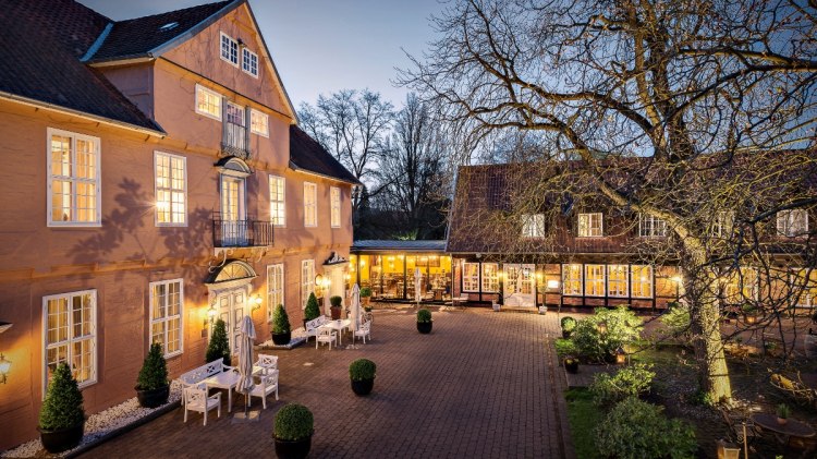 Außenansicht des beleuteten Hotels Fürstenhof Celle bei Abendstimmung, © Fürstenhof Celle