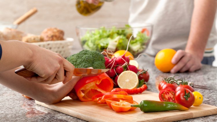 Gemüse schneiden für Salat, © Fotolia / Photographee.eu