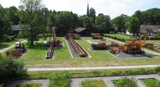 Maschinen und Moorlehrgarten im Außengelände, © Moor- und Fehnmuseum Elisabethfehn