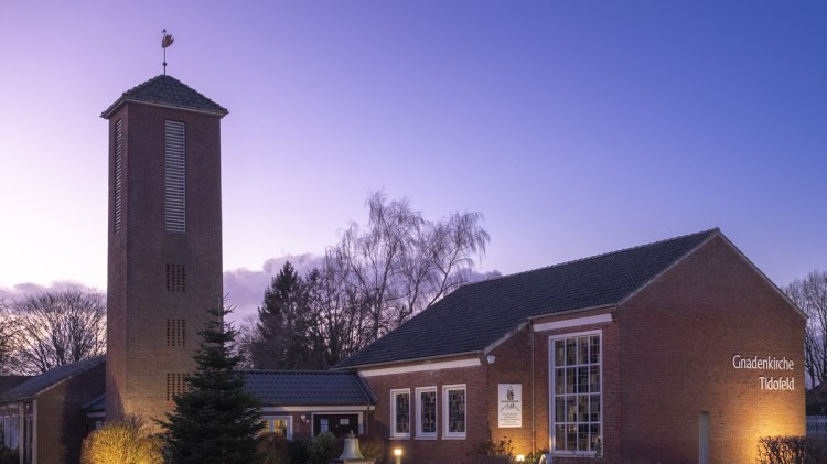 Außenansicht Gnadenkirche Tidofeld bei Dämmerung, © Dokumentationsstätte Gnadenkirche Tidofeld