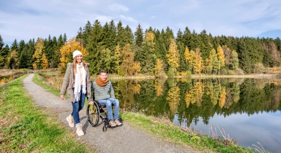 Ein Paar, der Mann ist Rollstuhlfahrer, macht einen Herbstspaziergang., © TMN/ Christian Bierwagen