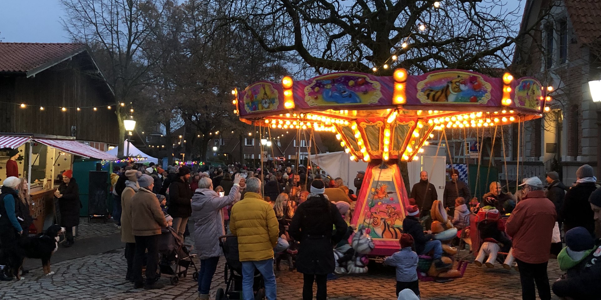 Der beschauliche Weihnachtsmarkt findet in der Mühlenstraße vor der Wassermühle und auf dem Heimathausgelände statt., © Heimatverein/Handwerkermuseum