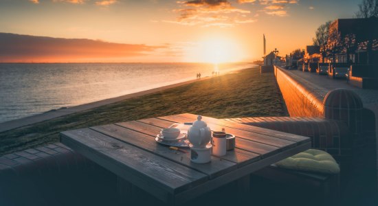 Kaffee am Strand von Wilhelmshaven beim Sonnenuntergang, © Wilhelmshaven Touristik und Freizeit GmbH/ Rainer Ganske