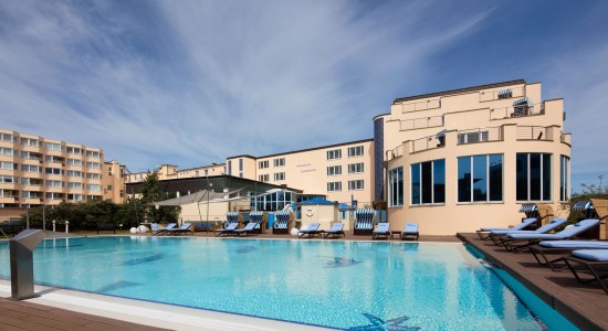 Aussenansicht des Strandhotel Georgshöhe mit Pool, © Strandhotel Georgshöhe / Volker Linger