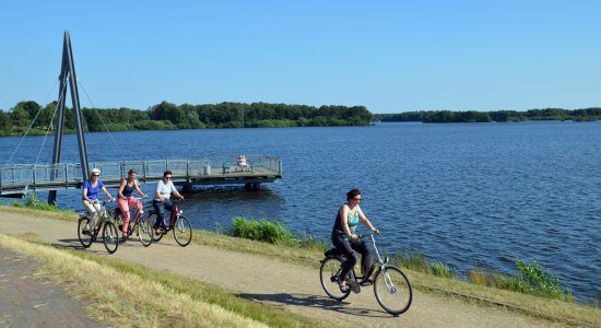 Einige Radfahrere radeln auf der 3-Seen-Route., © Verbund Oldenburger Münsterland / nordphoto