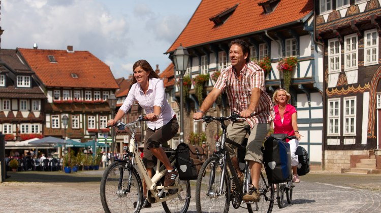 Radfahrer vor der historischen Fachwerkkulisse in Bad Gandersheim, © DTV / M. Gloger