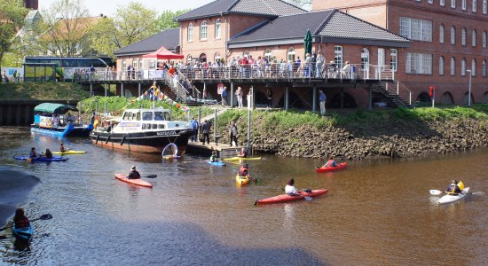 Kanuten fahren auf der Este in Buxtehude, © Tourismusverband LK Stade/Elbe e. V. / Susanne Seemann