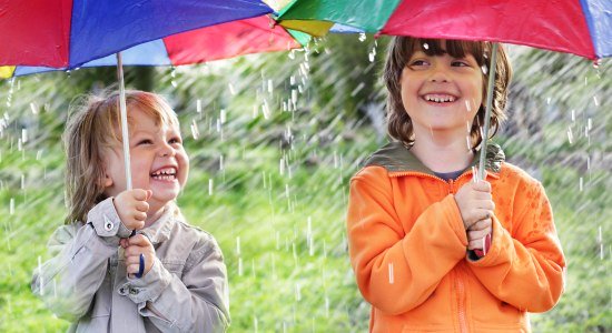 Kinder mit Regenschirmen, © Fotolia / Chepko Danil