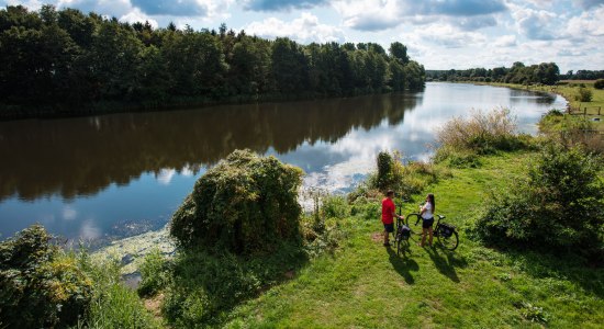 Zwei Radfahrer am Ufer der Ems, © Naturpark Hümmling / Holger Leue