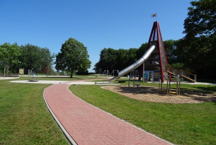 Blick auf die Spielplatzanlage und den Rutschturm, © Gemeinde Westoverledingen/ Kirsten Beening