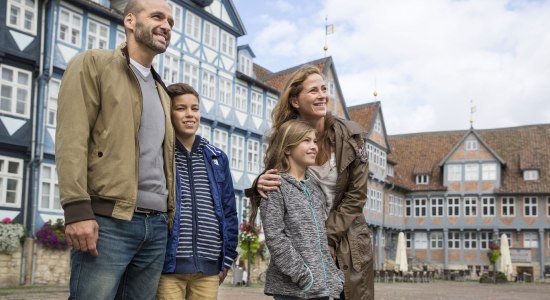 Eine Familie bestaunt die über 600 Fachwerkhäuser der Stadt Wolfenbüttel., © Stadt Wolfenbüttel / Christian Bierwagen