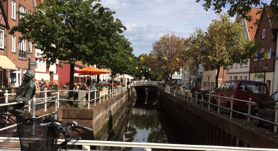 Fahrräder in der Hansestadt Buxtehude am Fleth, © Tourismusverband LK Stade/Elbe e. V./ Stefanie Scholl