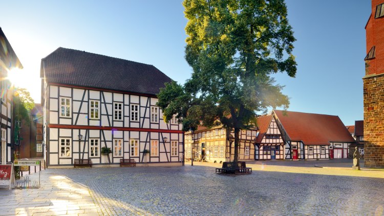 Marktplatz in Nienburg mit Fachwerkhäusern, © DZT/Carovillano