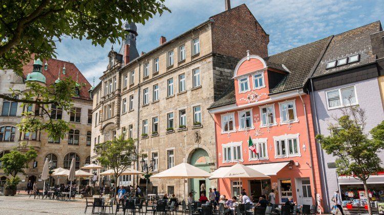 Marktplatz mit Rathaus und Menschen in den Cafés, © Stadt Helmstedt / Foto Asmus