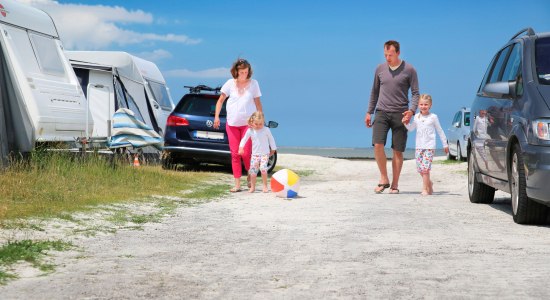 Familie geht spazieren auf dem Campingplatz Bensersiel, © TMN/ Nordseeheilbad Esens-Bensersiel