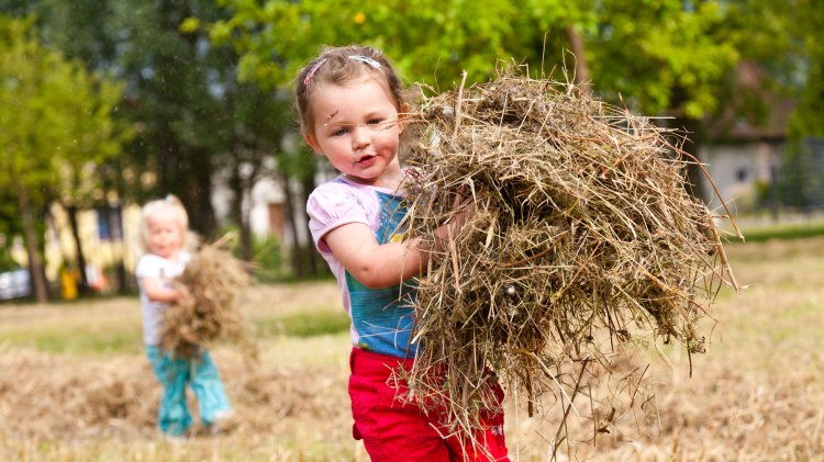 Kleines Mädchen mit Strohballen im Feld, © Fotolia/ Kristall