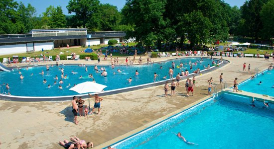 Blick auf die Schwimmbecken des Waldbads Birkerteich, © Förderverein Waldbad Birkerteich/ Heiko Hinze