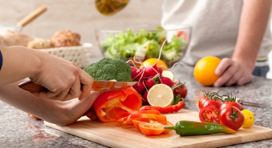 Gemüse schneiden für Salat, © Fotolia / Photographee.eu