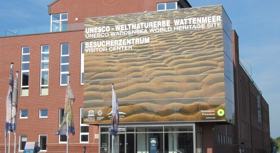 Wattenmeer Besucherzentrum mit Walskulpturen aus Altmetall auf dem Vorplatz, © Panoramawand	Wattenmeer Besucherzentrum Wilhelmshaven/ Rene Spielmann