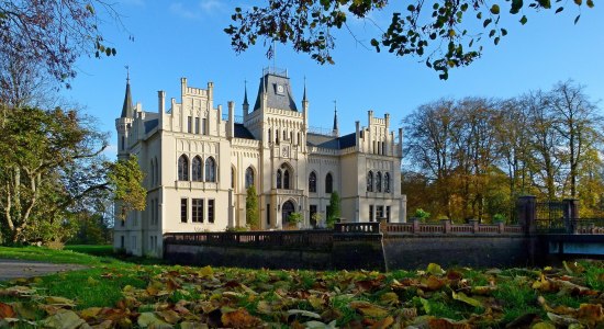 Die Evenburg im Herbst, © Ostfriesland Tourismus GmbH