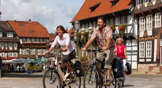 Radfahrer vor der historischen Fachwerkkulisse in Bad Gandersheim, © DTV / M. Gloger