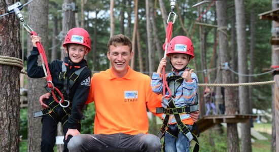 Mitarbeiter und Kinder im Piratenparcour, © Kletterpark Cuxhaven