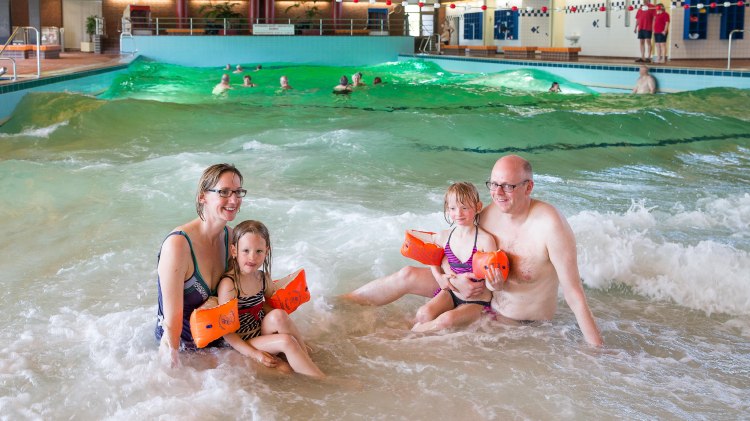 Familie im Hallenwellenbad, © Wangerland Touristik GmbH