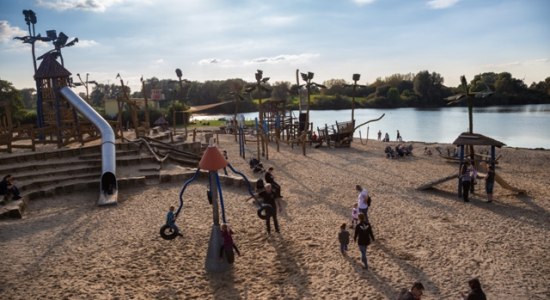 Der Piratenspielplatz mit vielen verschiedenen Kletter- und Spielmöglichkeiten., © Stadt Salzgitter / Andre Kugellis