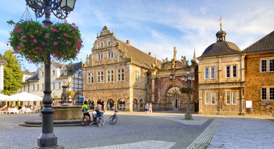 Marktplatz und Schlosstor in Bückeburg, © FRANCESCO CAROVILLANO