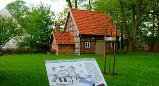 Die Motormühle Nartum auf der grünen Wiese., © Touristikverband Landkreis Rotenburg (Wümme)  e.V. / Udo Fischer