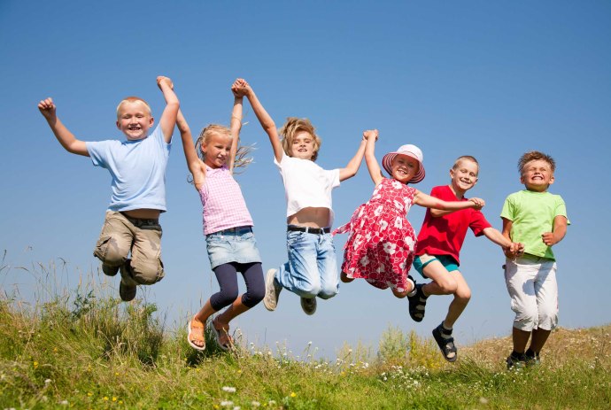 Kinder in der Natur, © Fotolia / yanlev