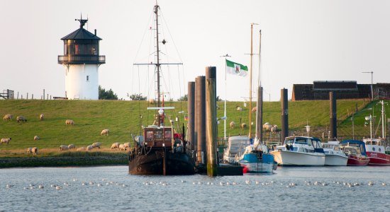 Altenbrucher Bogen mit Hafen und Leuchtturm Dicke Berta, © Cuxland-Tourismus / Bernd Otten