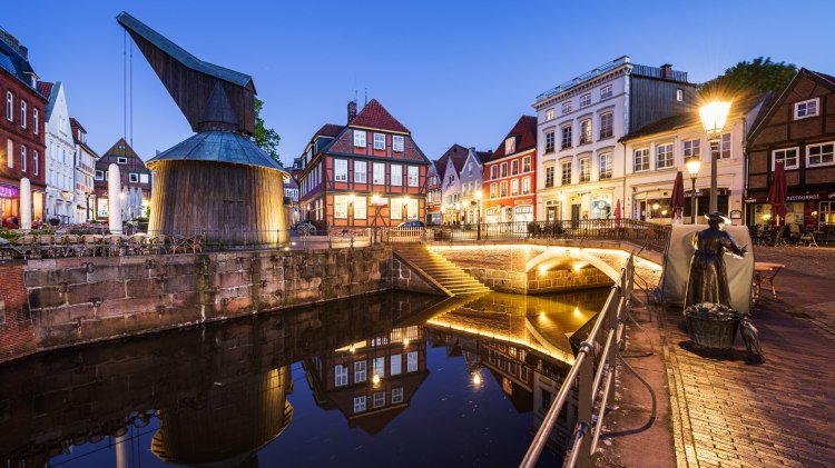 Blick auf den Alten Hafen mit Kran in Stade, © TMN/Markus Tiemann