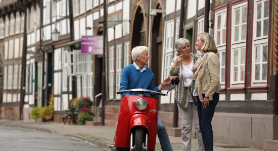 drei Personen unterhalten sich in der Stadt Einbeck, © Weserbergland Tourismus e.V. / Markus Gloger