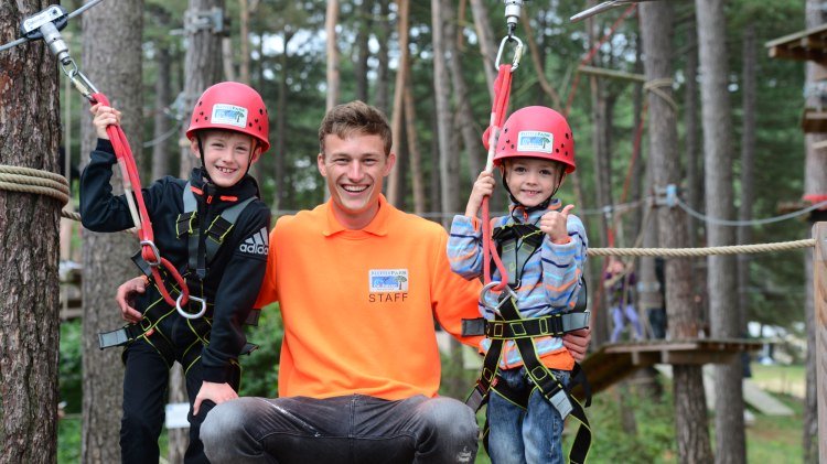 Mitarbeiter und Kinder im Piratenparcour, © Kletterpark Cuxhaven