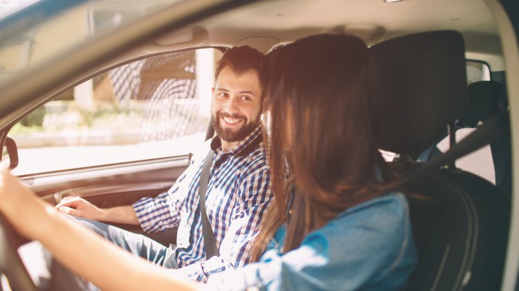 Paar beim Autofahren, © Fotolia.com /estradaanton