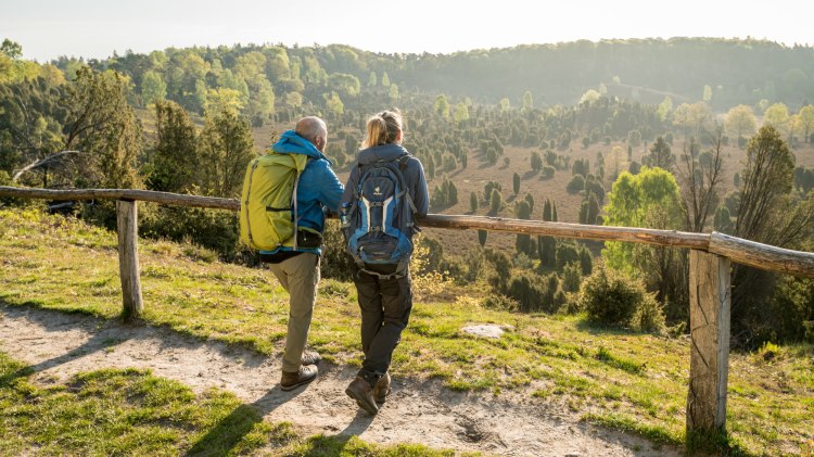 zwei Wanderer genießen weiten Ausblick im Totengrund, © Lüneburger Heide GmbH