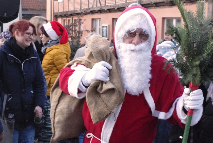 Weihnachtsmann auf dem Weihnachtsmarkt in Neuhaus, © Ingunn Wittkopf