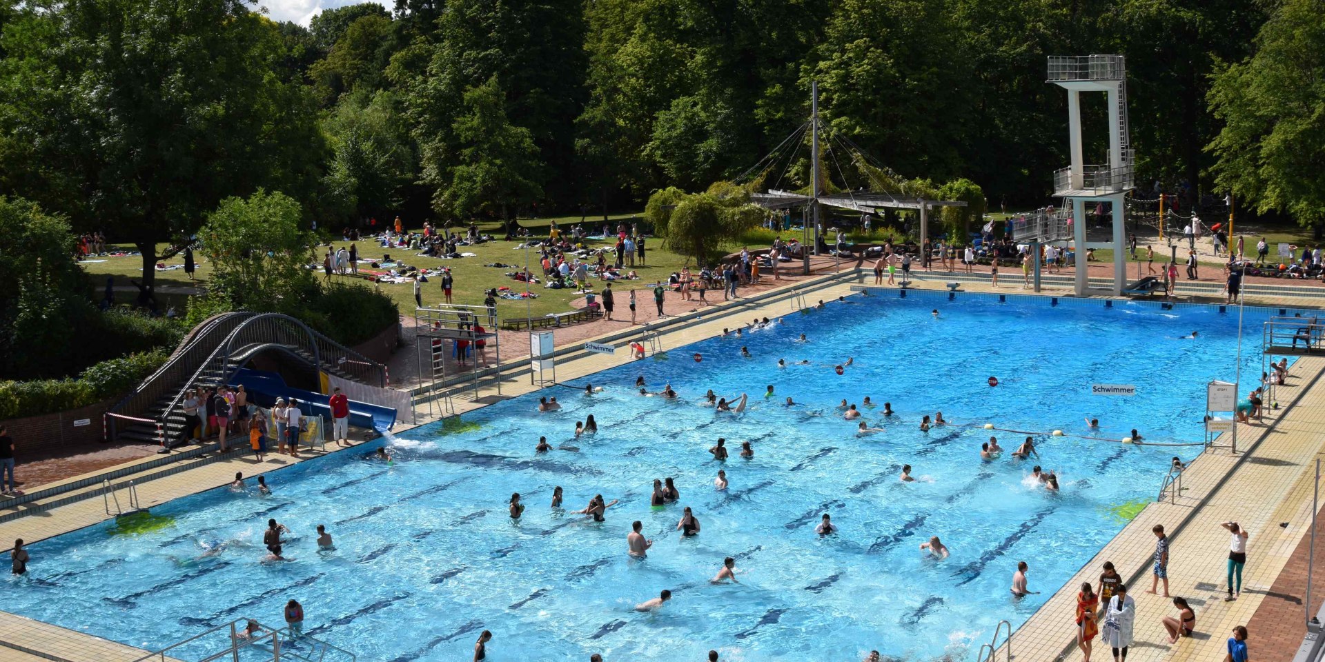 Schwimmbecken mit vielen Menschen, © Stadtbad Braunschweig