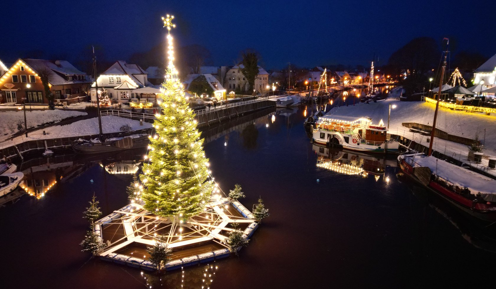 Blick auf den schwimmenden Weihnachtsbaum in Carolinensiel, © Nordseebad Carolinensiel-Harlesiel GmbH/Nordseebad Carolinensiel-Harlesiel GmbH