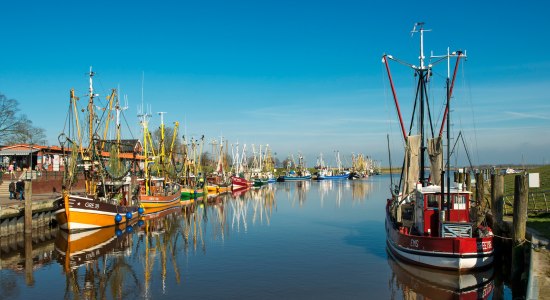 Hafen Greetsiel, Fischkutter, blauer Himmel, Krummhörn, Ostfriesland, Niedersachsen, Deutschland, © Dieter Schinner