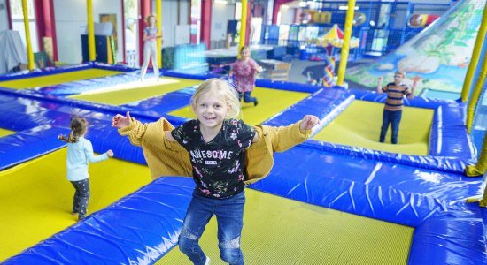 Mädchen springt in der Trampolinanlage, © Otterndorf Marketing GmbH